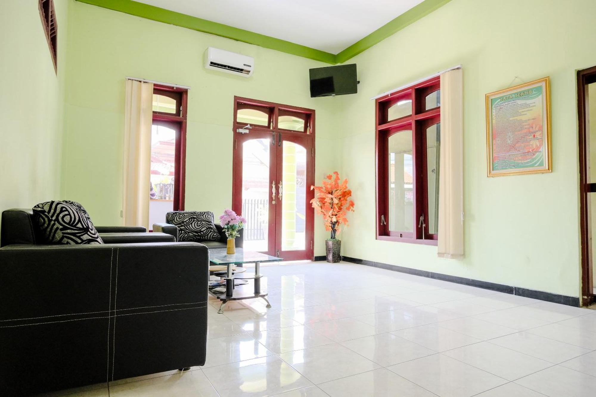 Oyo Life 2508 Alba Suites Homestay Syariah Tulungagung Eksteriør bilde