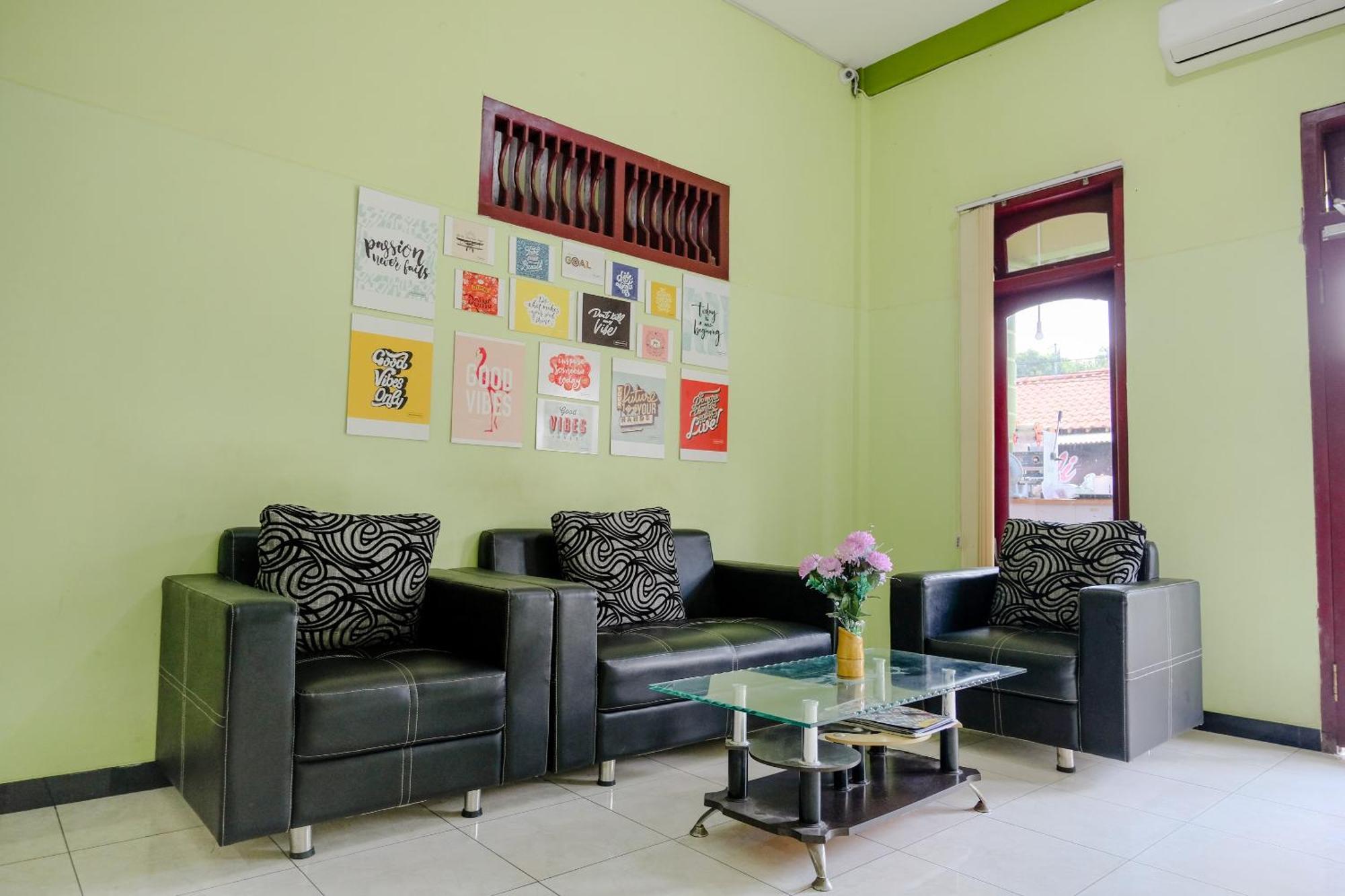 Oyo Life 2508 Alba Suites Homestay Syariah Tulungagung Eksteriør bilde